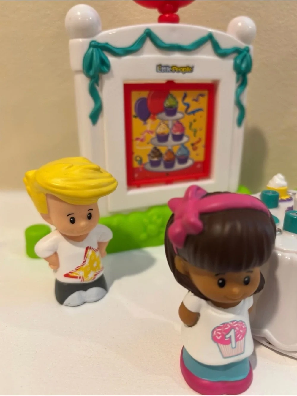 Kids Birthday Playset with White & Green Cake Table